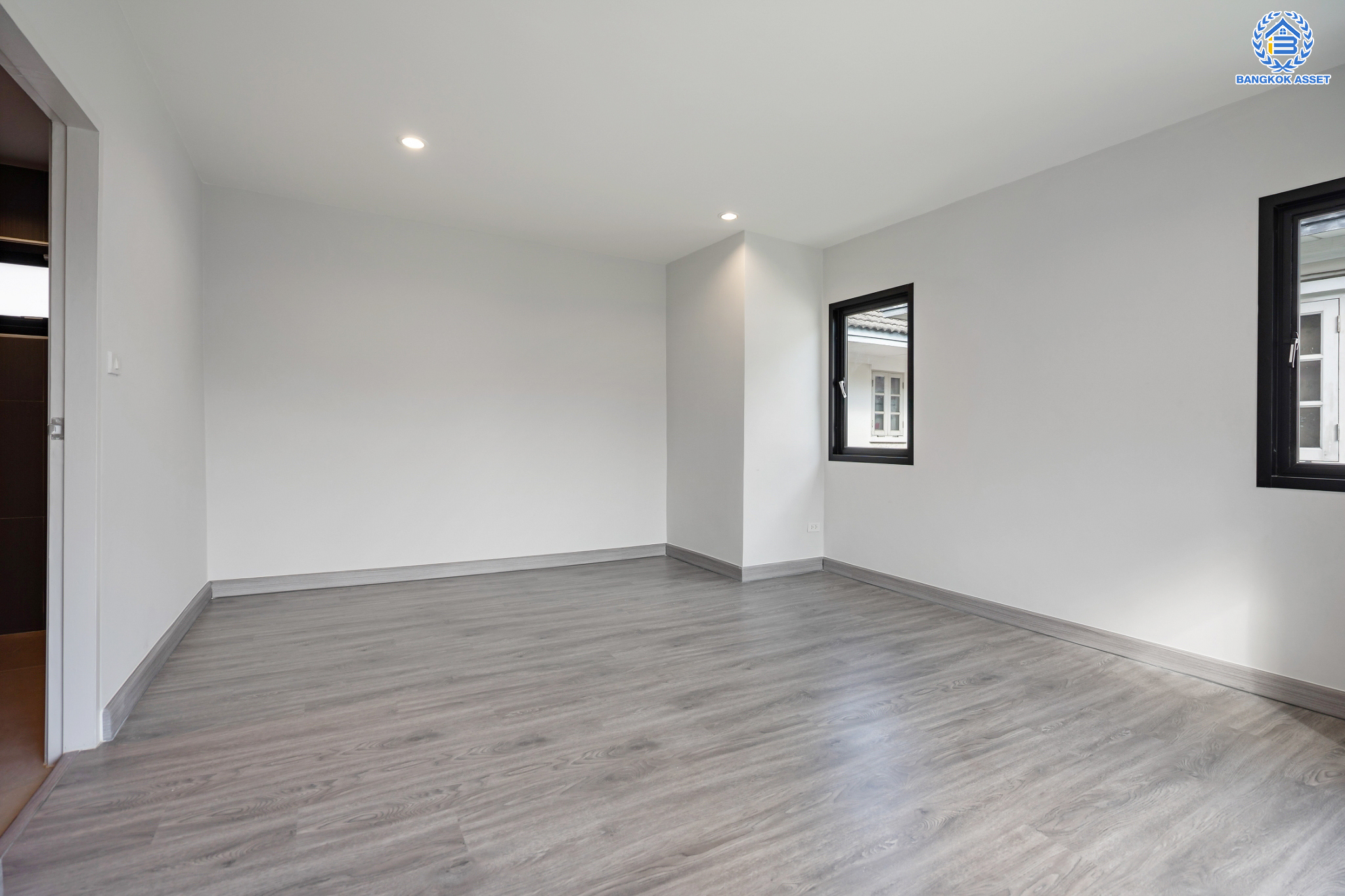 บ้านมือสองตกแต่งใหม่ ม.เพชรวัฒนะ เลียบคลองประปา บ้านเดี่ยว เนื้อที่ 50 ตร.ว. ฟังก์ชันพร้อม 3 ห้องนอน 3 ห้องน้ำ 1 ห้องอเนกประสงค์ จอดรถได้ 2 คัน บนทำเลเชื่อมต่อแจ้งวัฒนะ, ถนนศรีสมาน, ถนนสรงประภา เดินทางสะดวก ใกล้ทางด่วน "บางประอิน-ปากเกร็ด" และรถไฟฟ้าสายสีชมพู "สถานีศรีรัช"